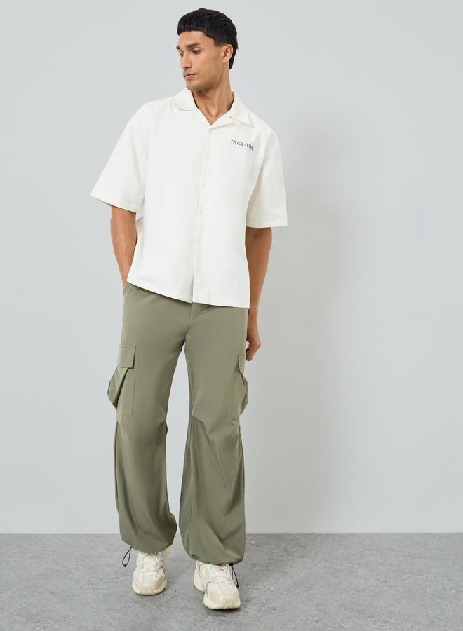 ستايلي قميص بطبعة جرافيك وأكمام قصيرة - Image 1